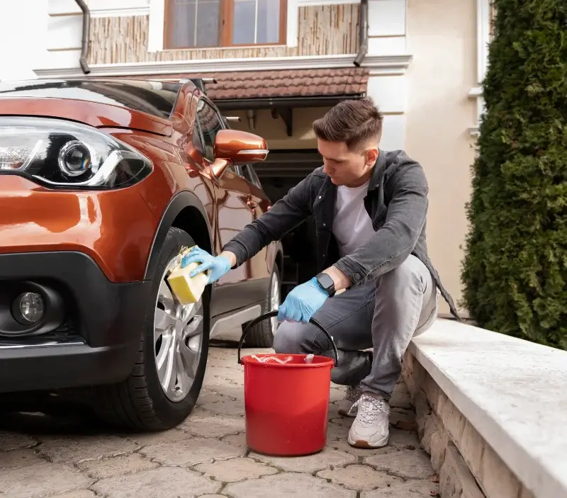 Lavage auto à domicile Lignerolles : professionnel intervenant sur un véhicule